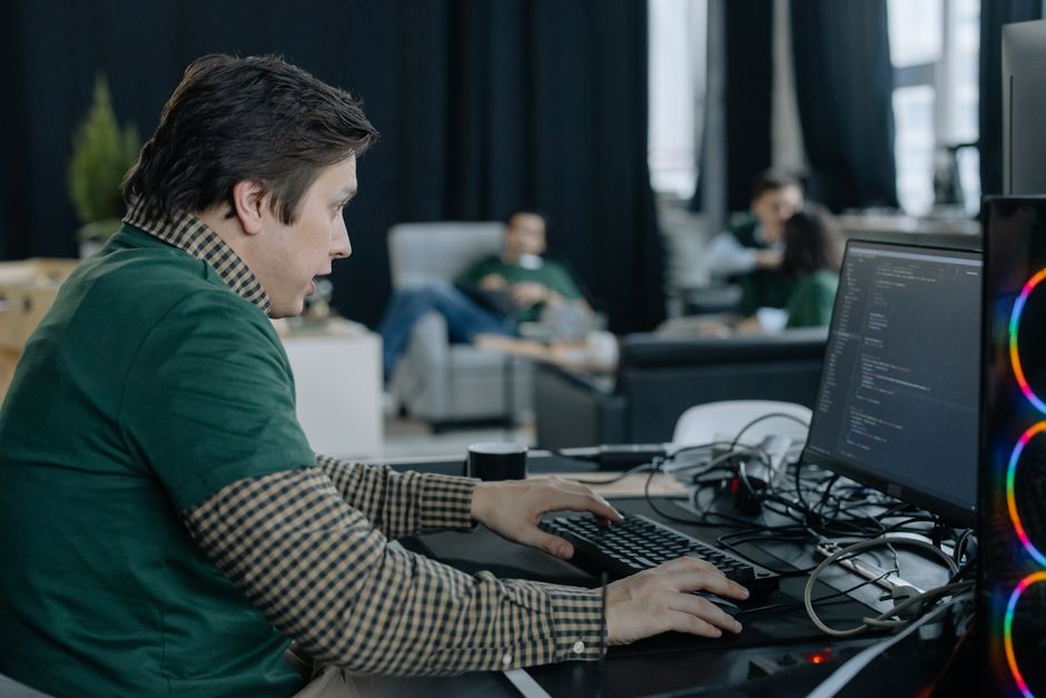 Programer koncentriran na razvoj sigurnosne platforme